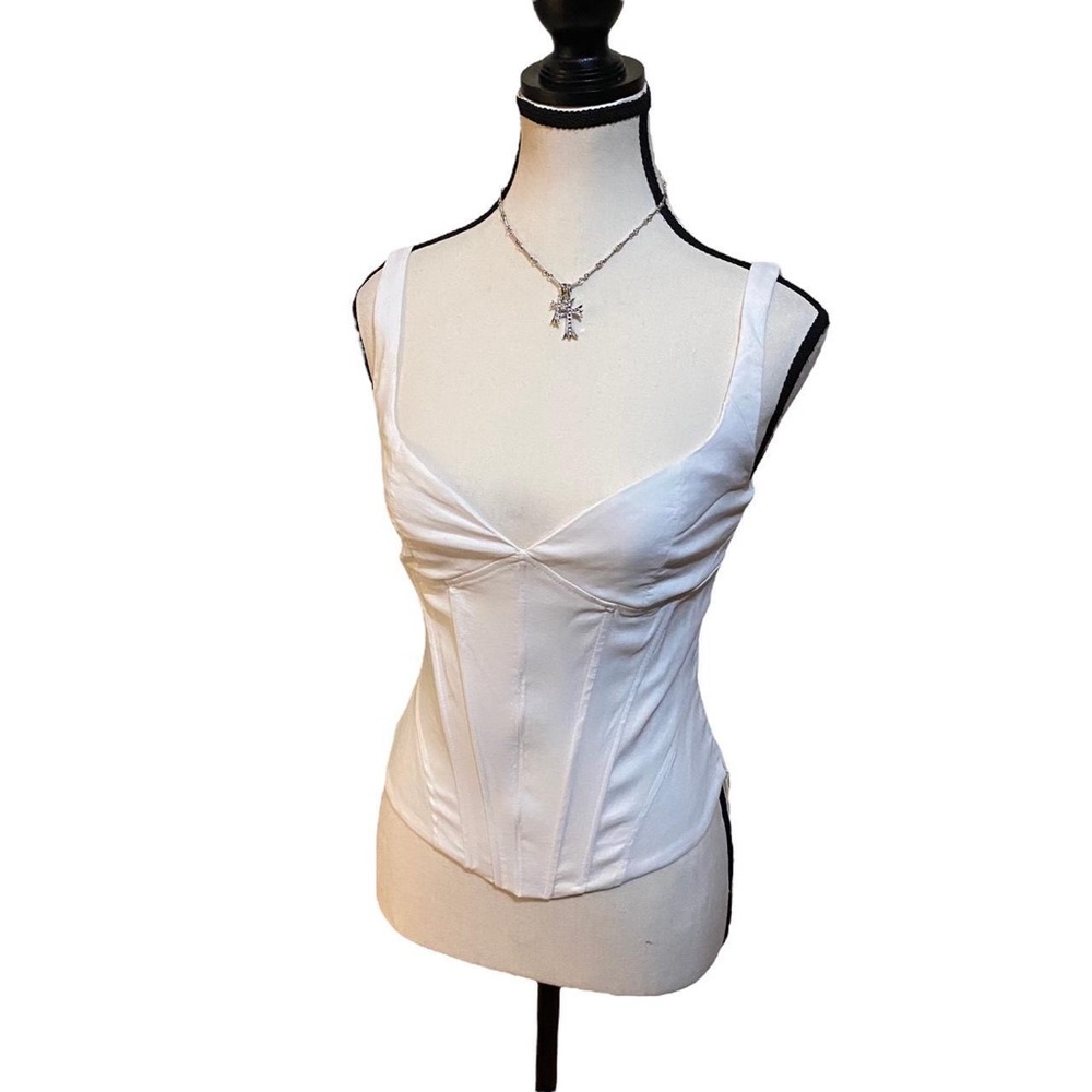 Vintage White Paneled Corset Top ⋆｡‧₊°♱༺𓆩❦︎𓆪༻♱༉‧₊˚.